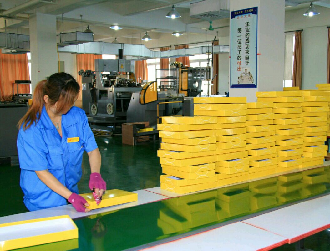 廠內設備齊全，承接印刷品與PVC包裝一站式服務